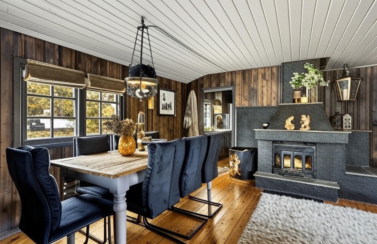 I stuen er det en koselig peis med peisinnsats. Galleribilde