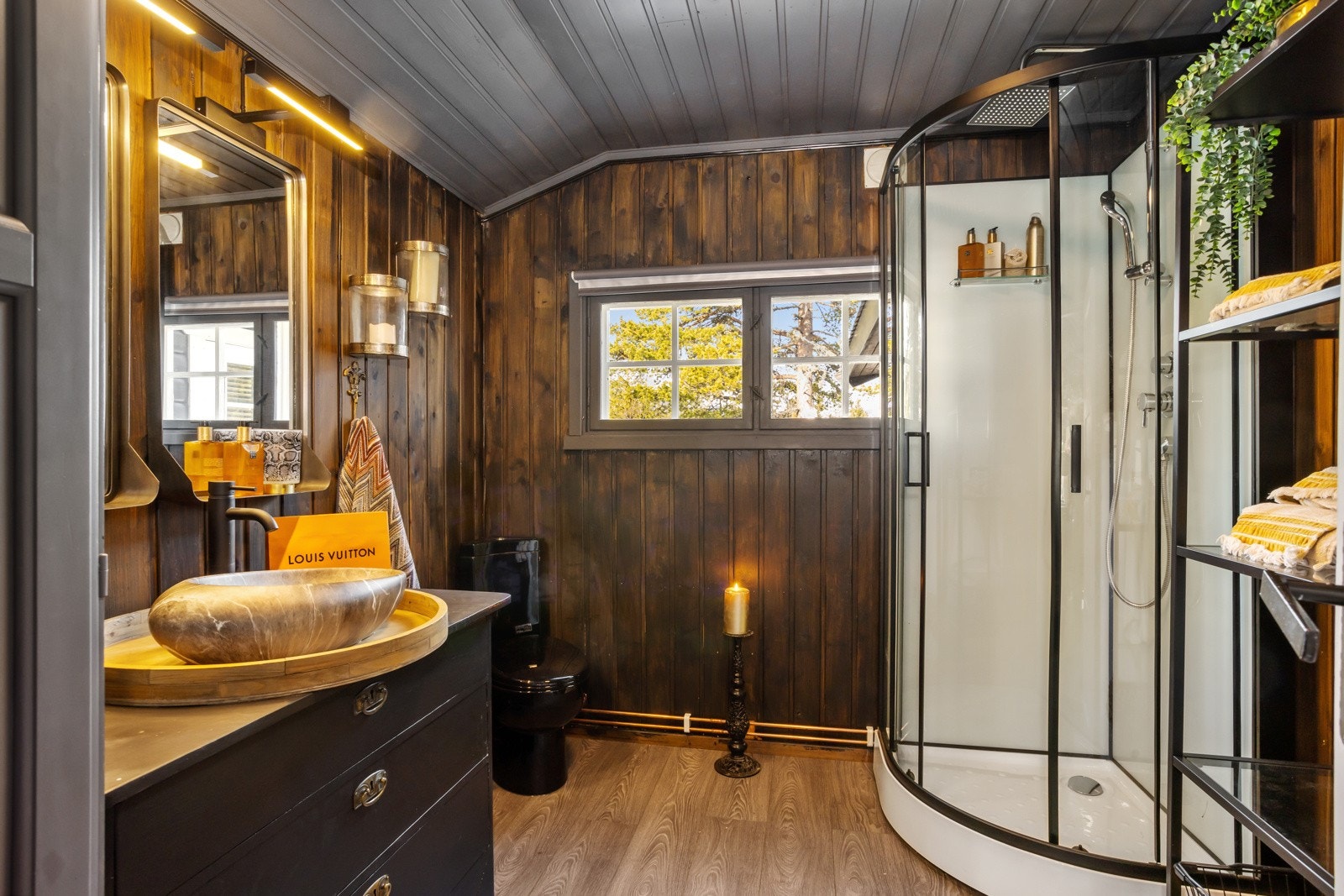 Bad med gjennomførte detaljer og lune farger. Galleribilde