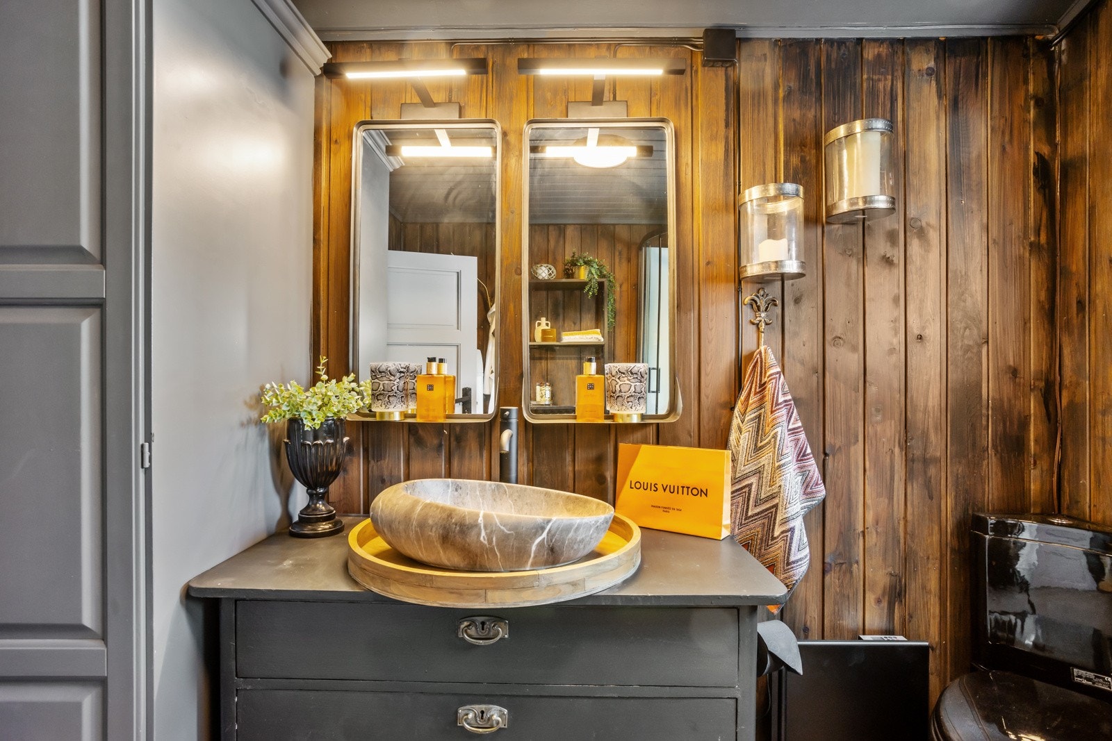 Vintage servantskap med toppmontert steinvask gir badet et unikt preg. Galleribilde