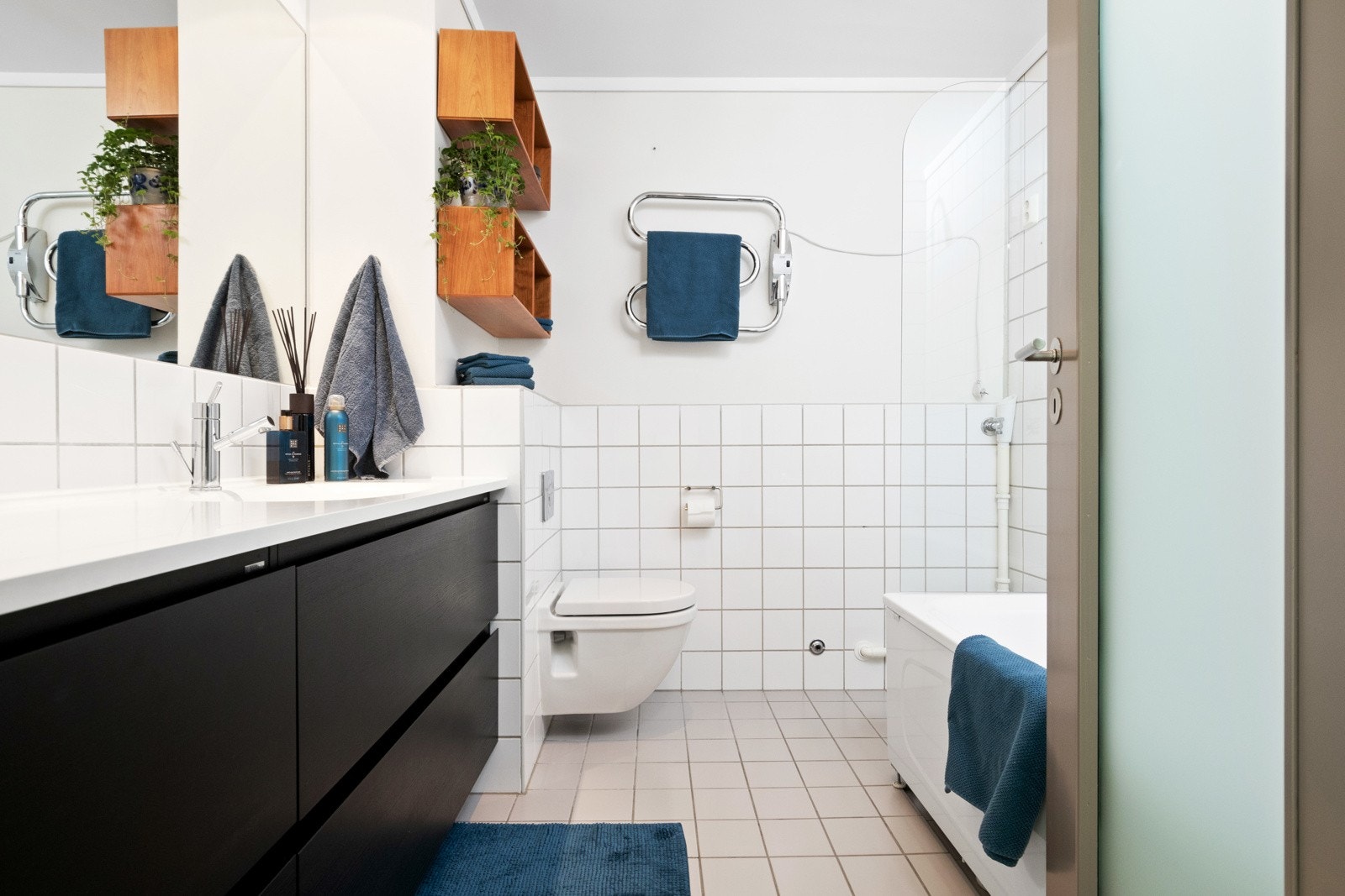 Leiligheten har et flislagt bad med varme i gulvet, downlights og god utnyttelse av plassen. Galleribilde