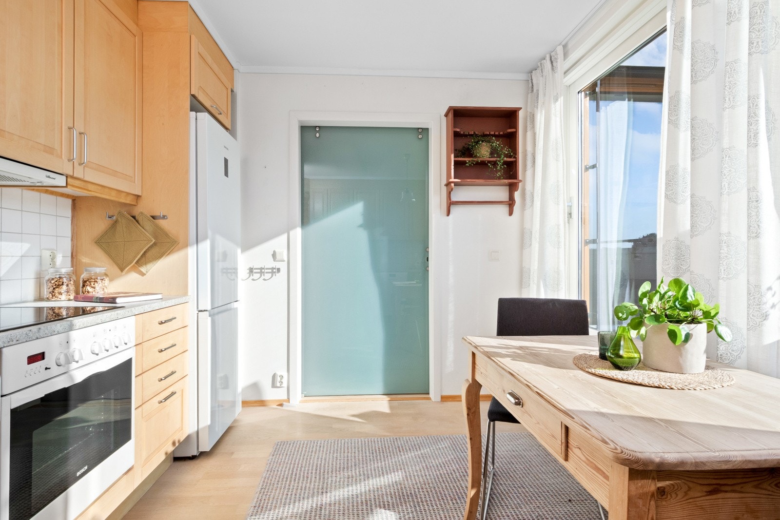 Det er plass til et spisebord, og på varme dager er det deilig å ta med måltidene ut. Galleribilde