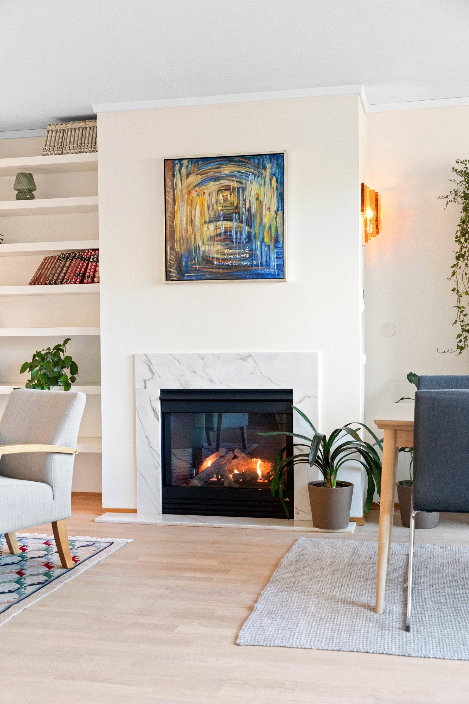 Gasspeisen er strategisk plassert mellom de naturlige sonene og har stort flammebilde, samt omramming av marmor. Galleribilde