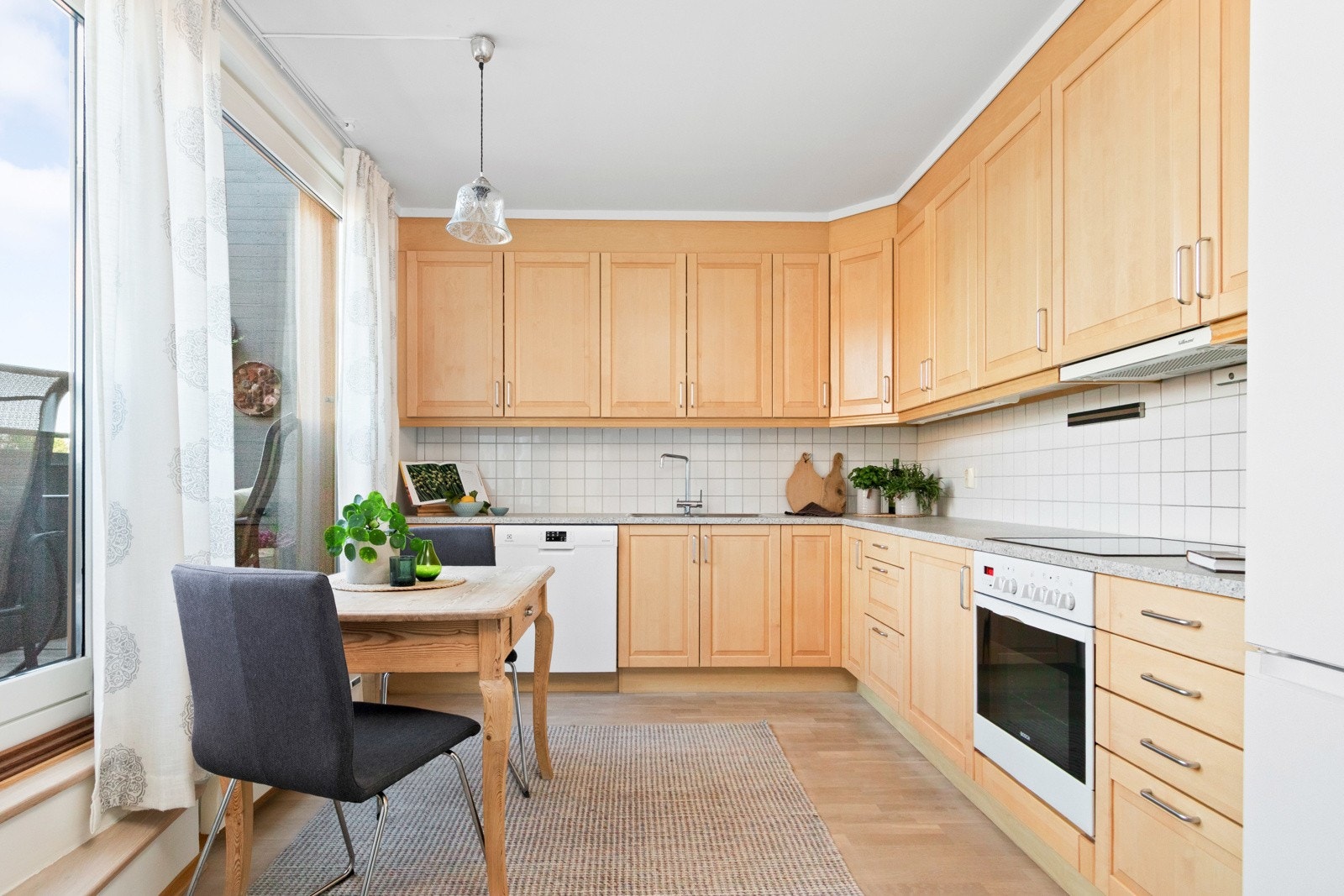 Kjøkkenet ligger i eget rom og har velutstyrt innredning, stort vindu og utgang til den østvendte balkongen. Galleribilde