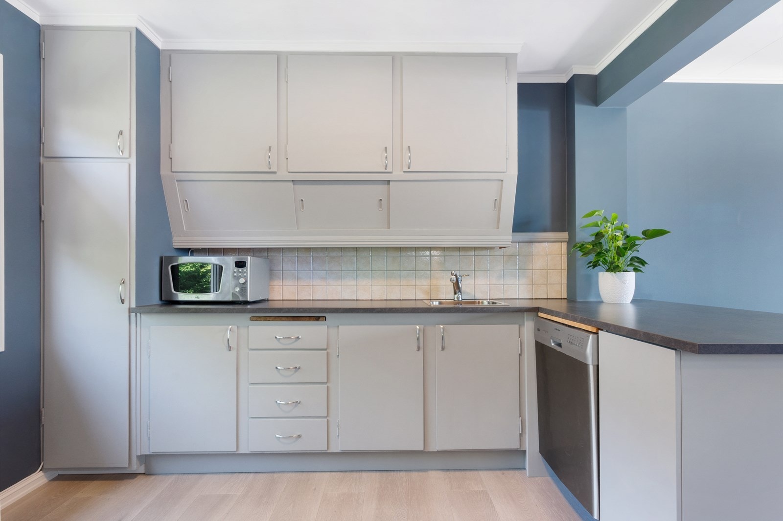 Kjøkkenet har innredning i over- og underskap, der den originale innredningen er fra antatt byggeår men med oppgraderinger i nyere tid. Galleribilde