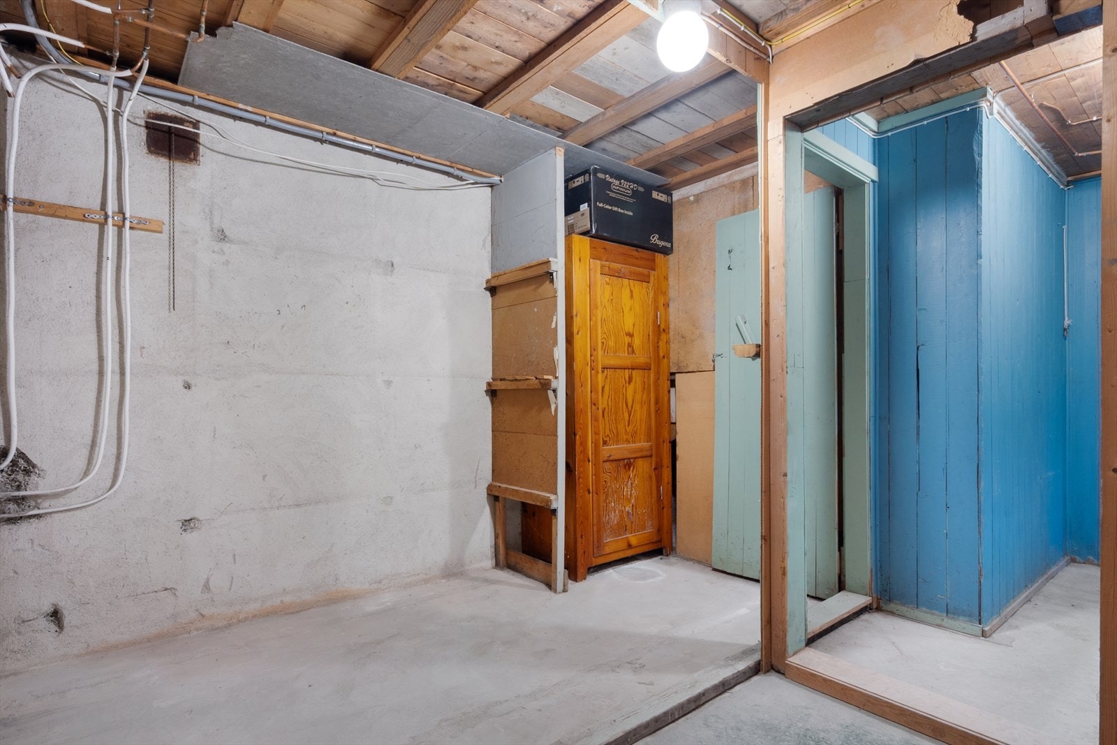 Boligen disponerer i tillegg hovedareal av kjelleretasjen som inkluderer flere kjellerom med mulighet for lagring og oppbevaring. Galleribilde