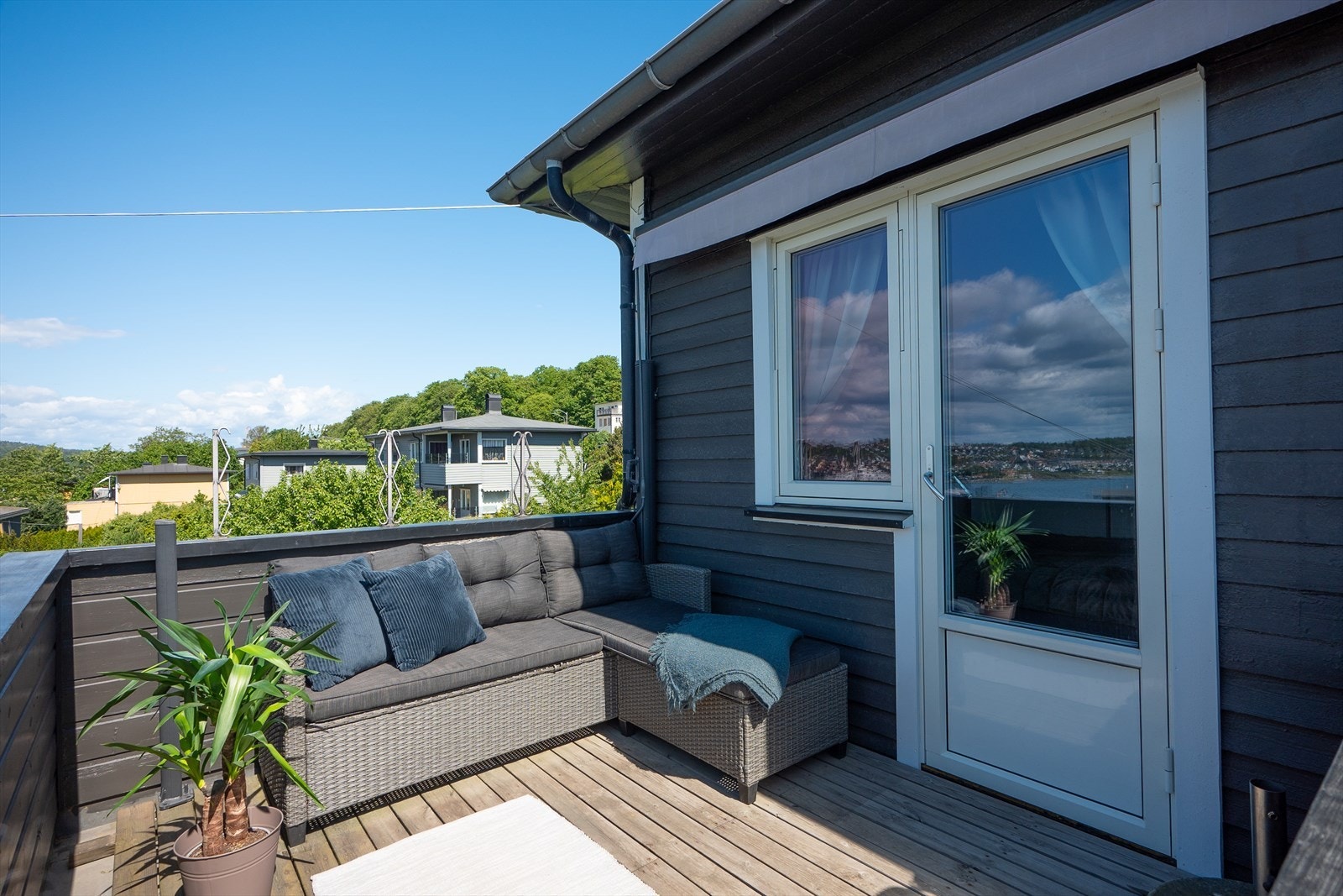 Terrassen har tregulv og plass til utemøblement. Markise sørger for solskjerming på varme sommerdager. Galleribilde