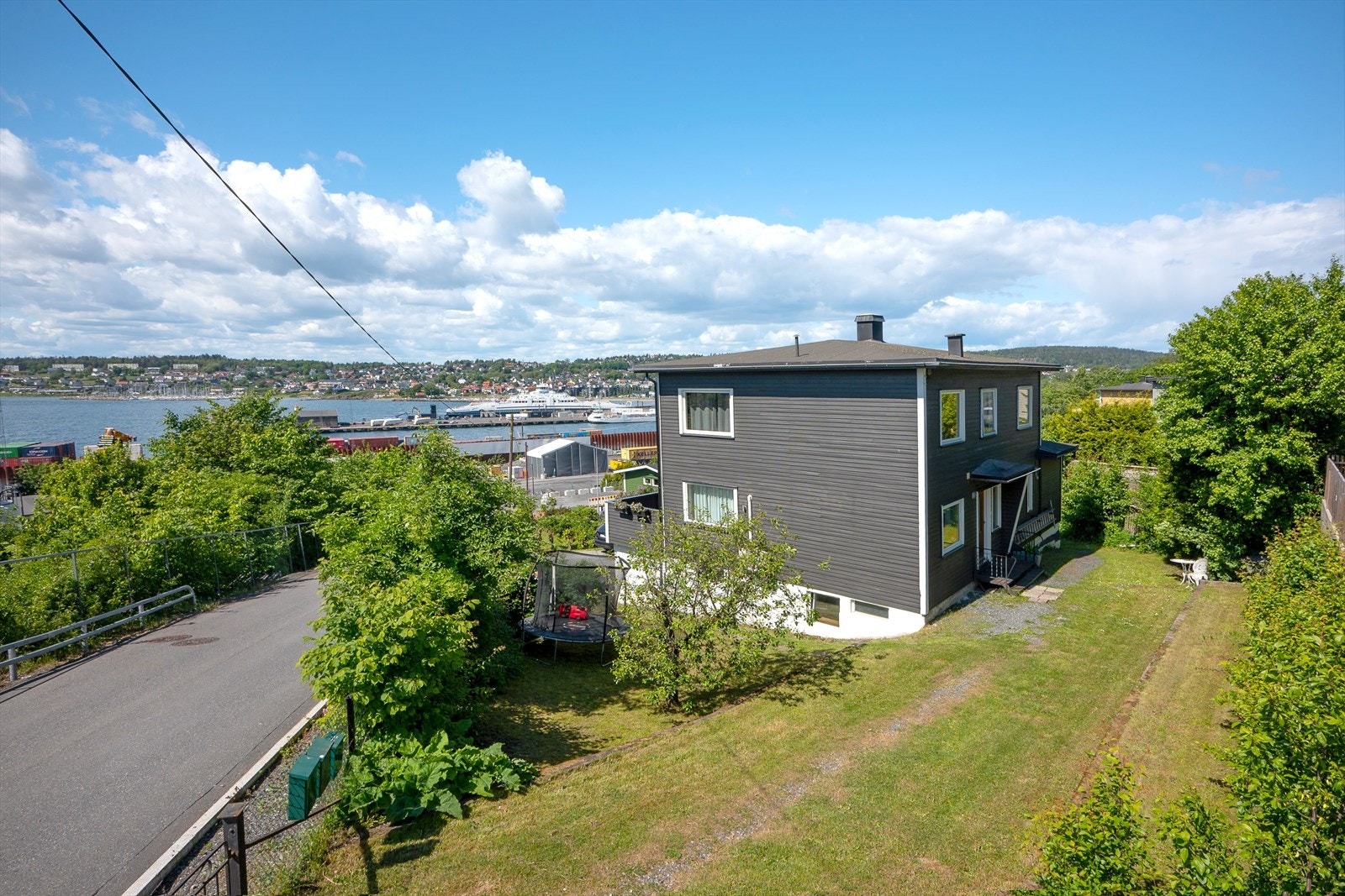 Felles eiet tomt på over 842 kvm er opparbeidet med plen, busker, småtrær, hekk og div. beplantning. Galleribilde