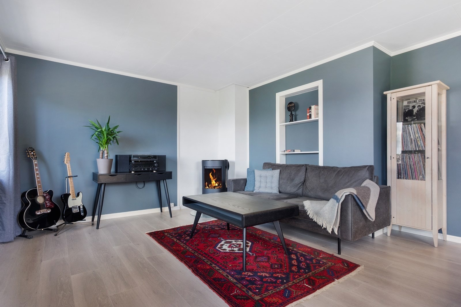 Innerst i stuen står en fin peisovn fra 2022 som gir både peishygge og god ekstra varme på kjølige dager. Galleribilde