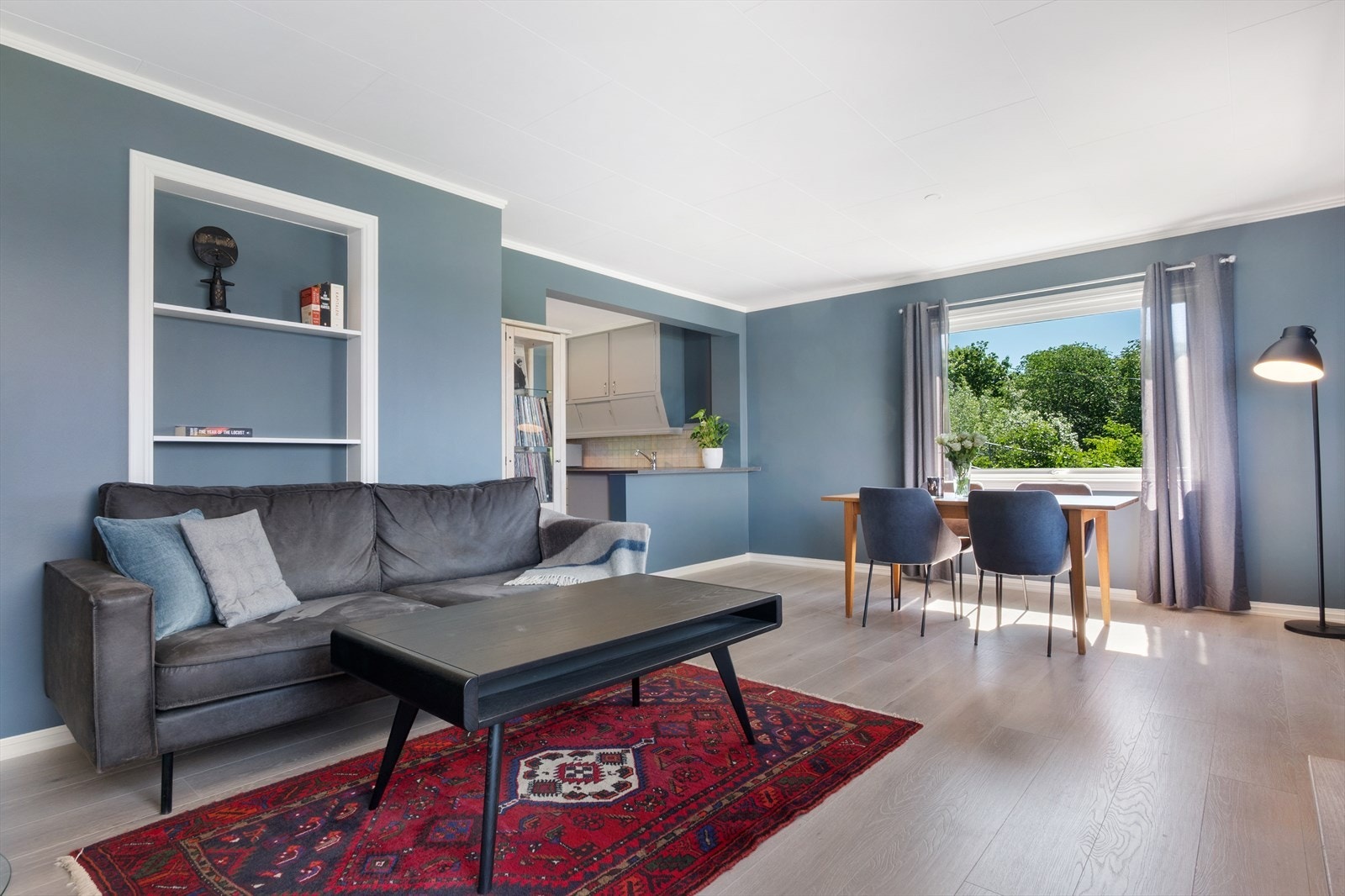 Stuens utforming gjør det enkelt å møblere med både spisestue og sofaløsning. Spisestuen er naturlig plassert i sone ved kjøkkenet med rom for et stort bord. Galleribilde