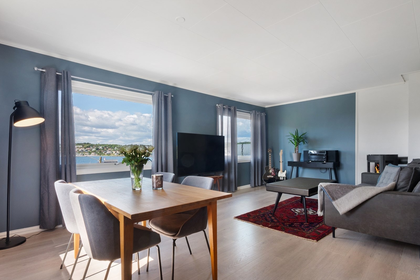 Det flotte 1-stavs laminatgulvet var nytt i 2022 og det er generelt oppussede overflater i behagelige fargetoner. Galleribilde