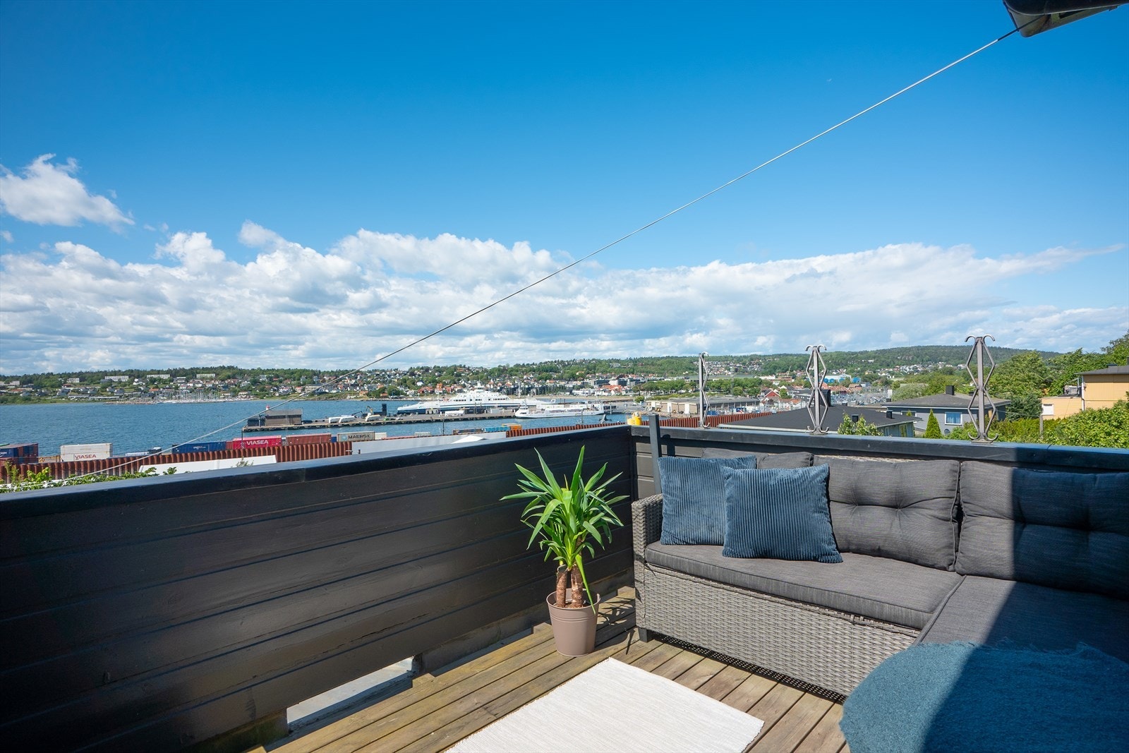 En pen øvre del tomannsbolig med høytliggende utsikt over nærområdet, Oslofjorden og over til Jeløya! Galleribilde