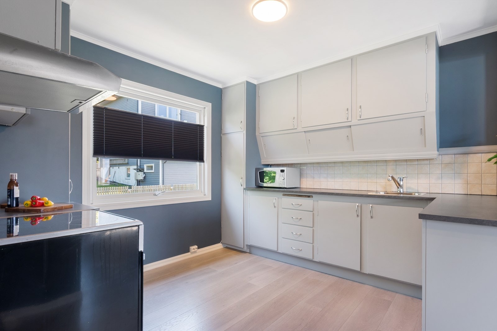 Det er byttet ut benkeplater, oppvaskkum og ventilator over kokesonen, samt nye overflater som i resten av boligen. Galleribilde