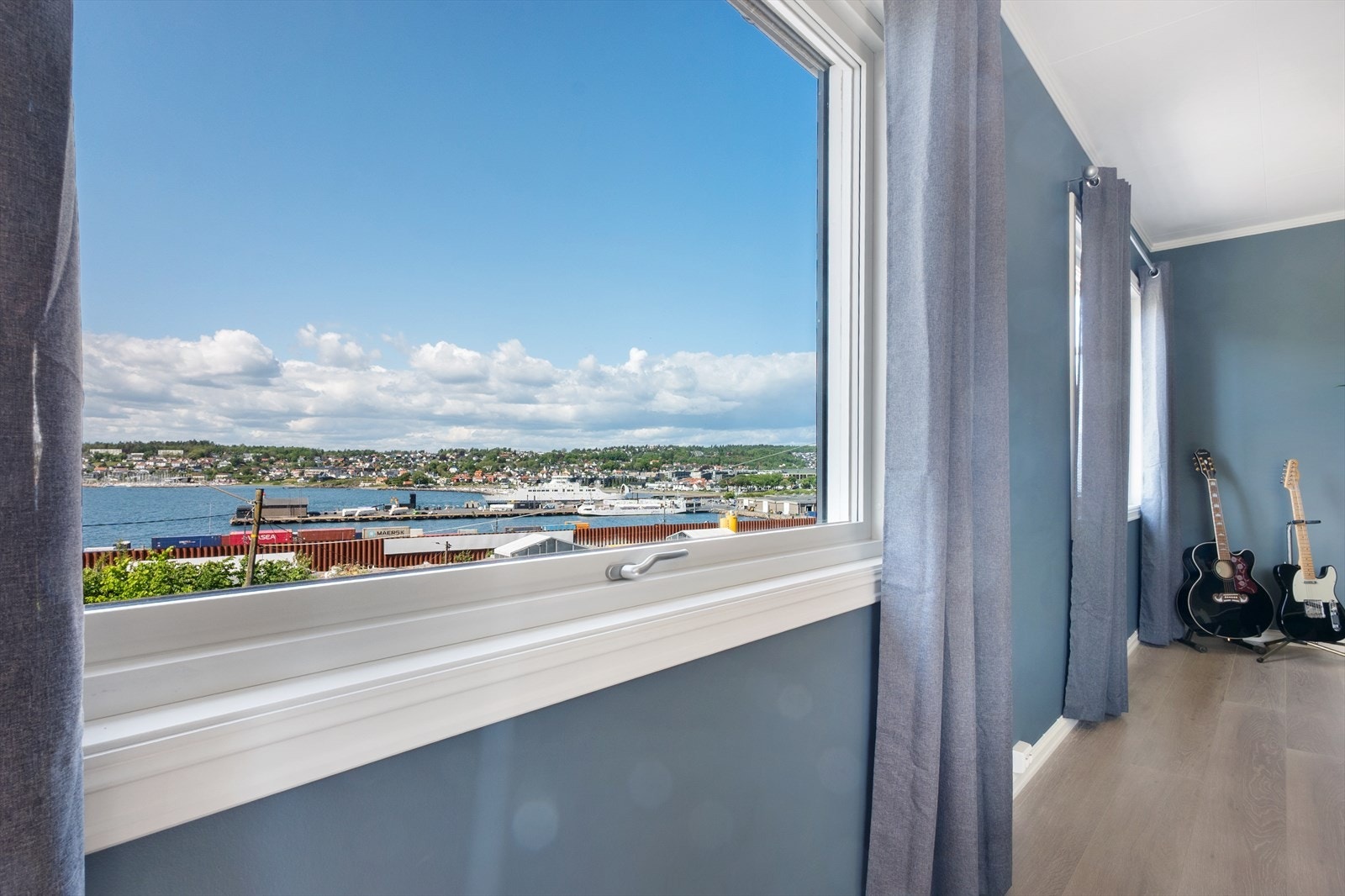 Stuen har store vindusflater som slipper inn både utsikten og rikelig med naturlig lys. De vestvendte vinduene har utvendige screens for solskjerming. Galleribilde