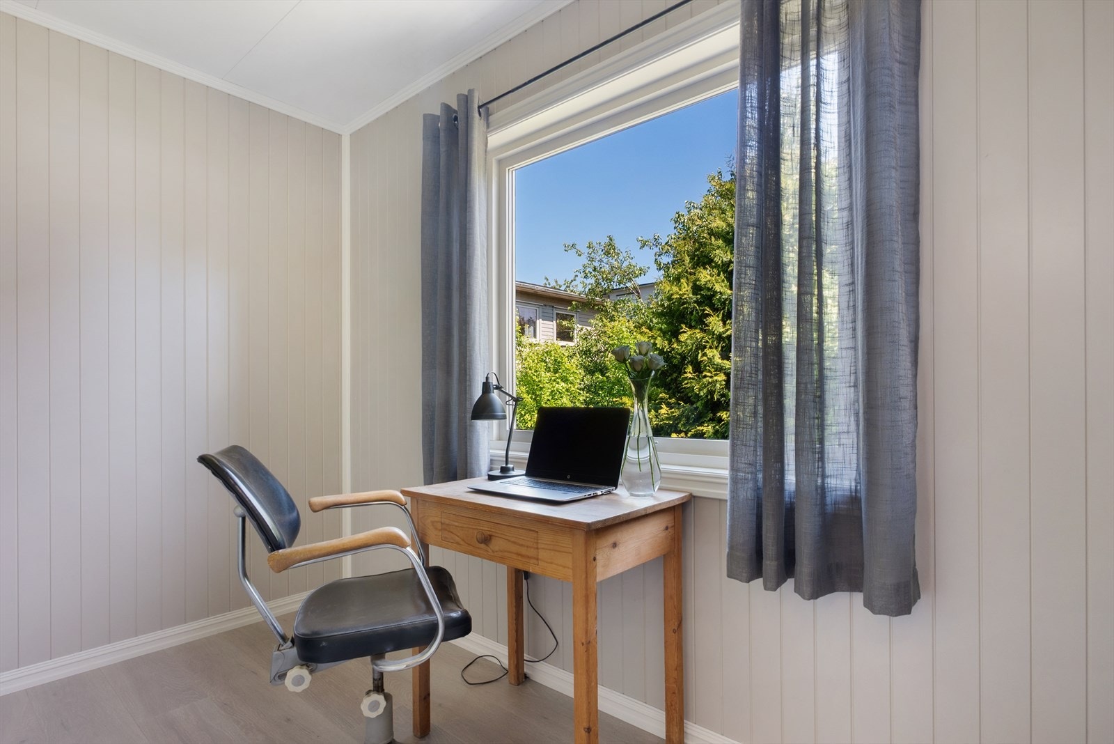 Rom som i dag er innredet som kontor har stort vindu som sørger for godt naturlig lys. Galleribilde