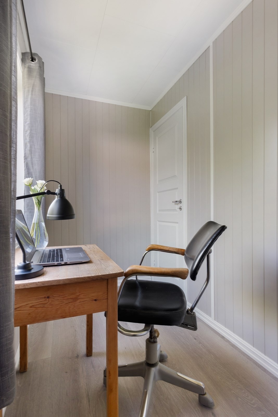 Rommet er ikke godkjent for varig opphold iht. dagens krav til romstørrelse, men er likevel et rom med mange bruksmuligheter! Galleribilde