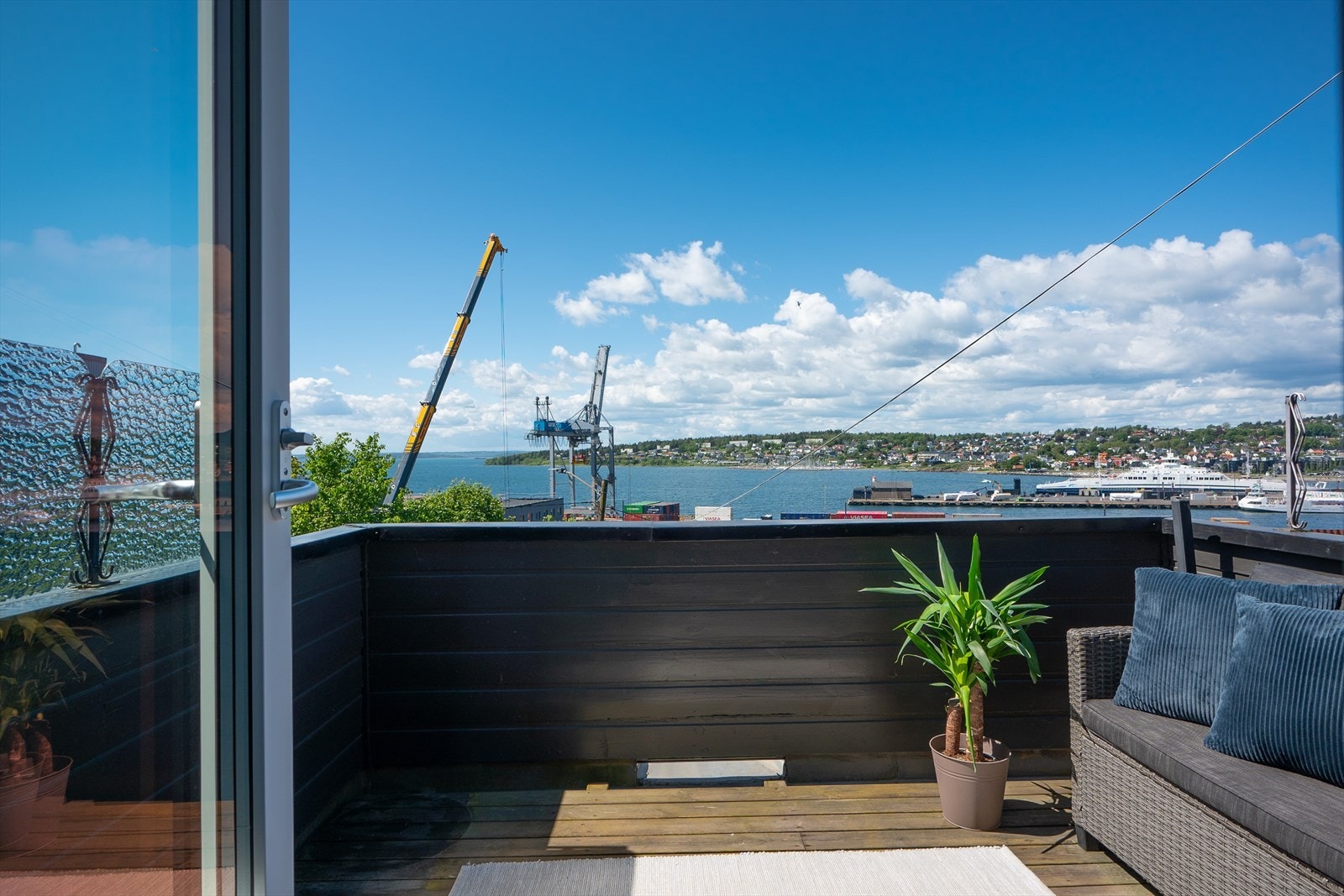 Her kan ettermiddags- og kveldssolen nytes med fjordutsikt og oversyn mot Jeløya. Galleribilde