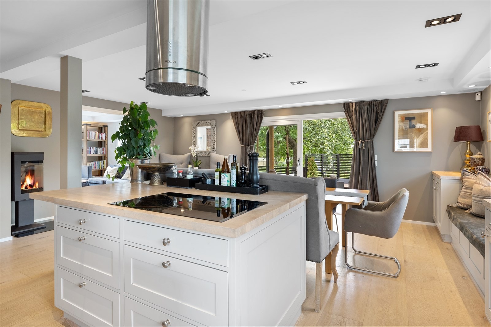 Kjøkkenet ble spesialbygget av Risør Snekkeri i 2014 og kombinerer tidløst design med høy kvalitet. Galleribilde