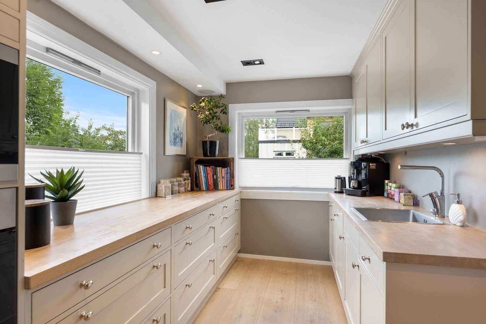 Det er godt utstyrt med integrerte hvitevarer som komfyr, bred induksjonstopp, oppvaskmaskin og kjøl-/fryseskap Galleribilde