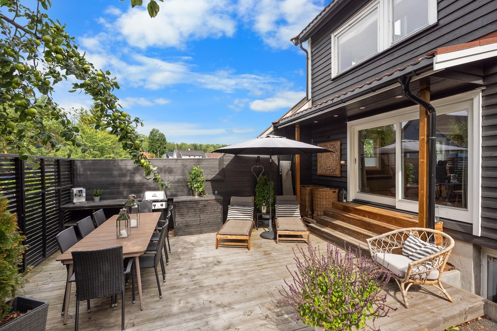 Dette er en smakfull og oppgradert familiebolig på øvre Høvik mot Haslum. Galleribilde