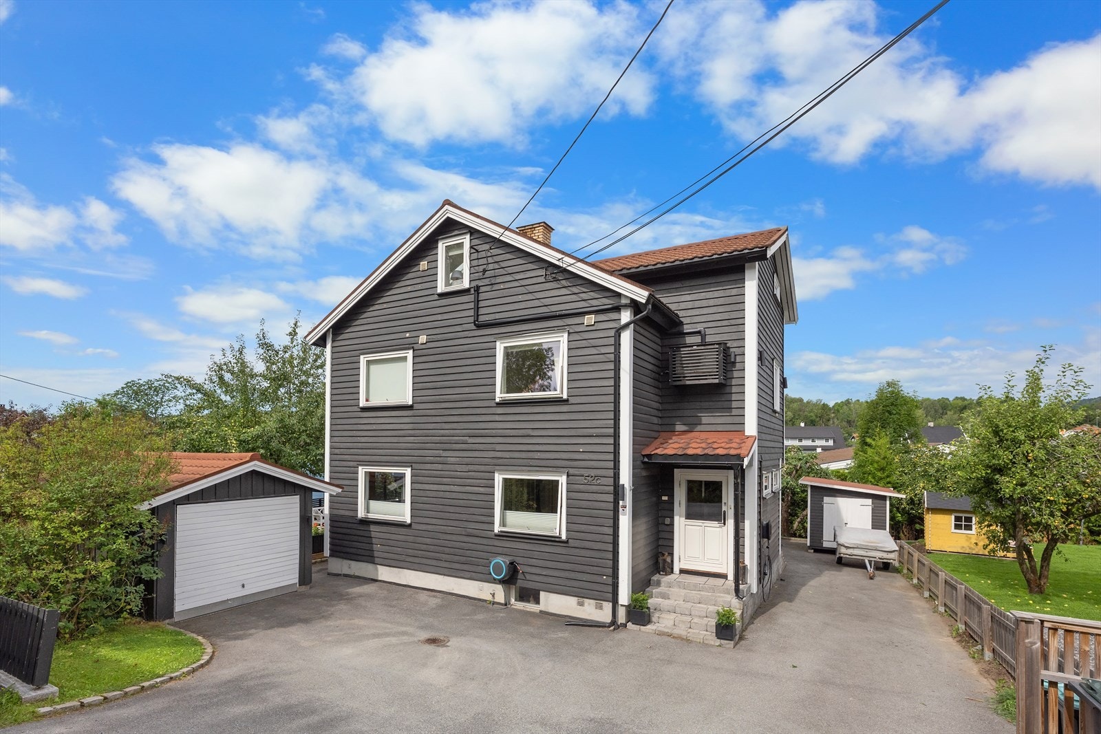 Tomten er delt i fem deler, hvor hver seksjon har to deler og en del er felleseid. Gårdsplass og kjøreadkomst er felles. Galleribilde