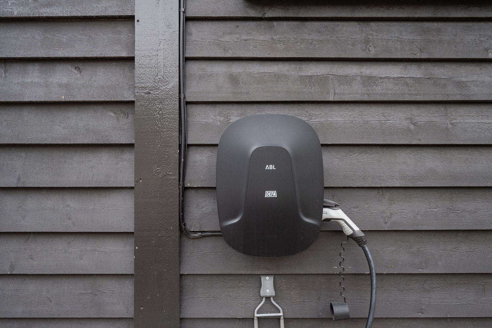 Boligen disponerer 2 parkeringsplasser + elbillader. Galleribilde