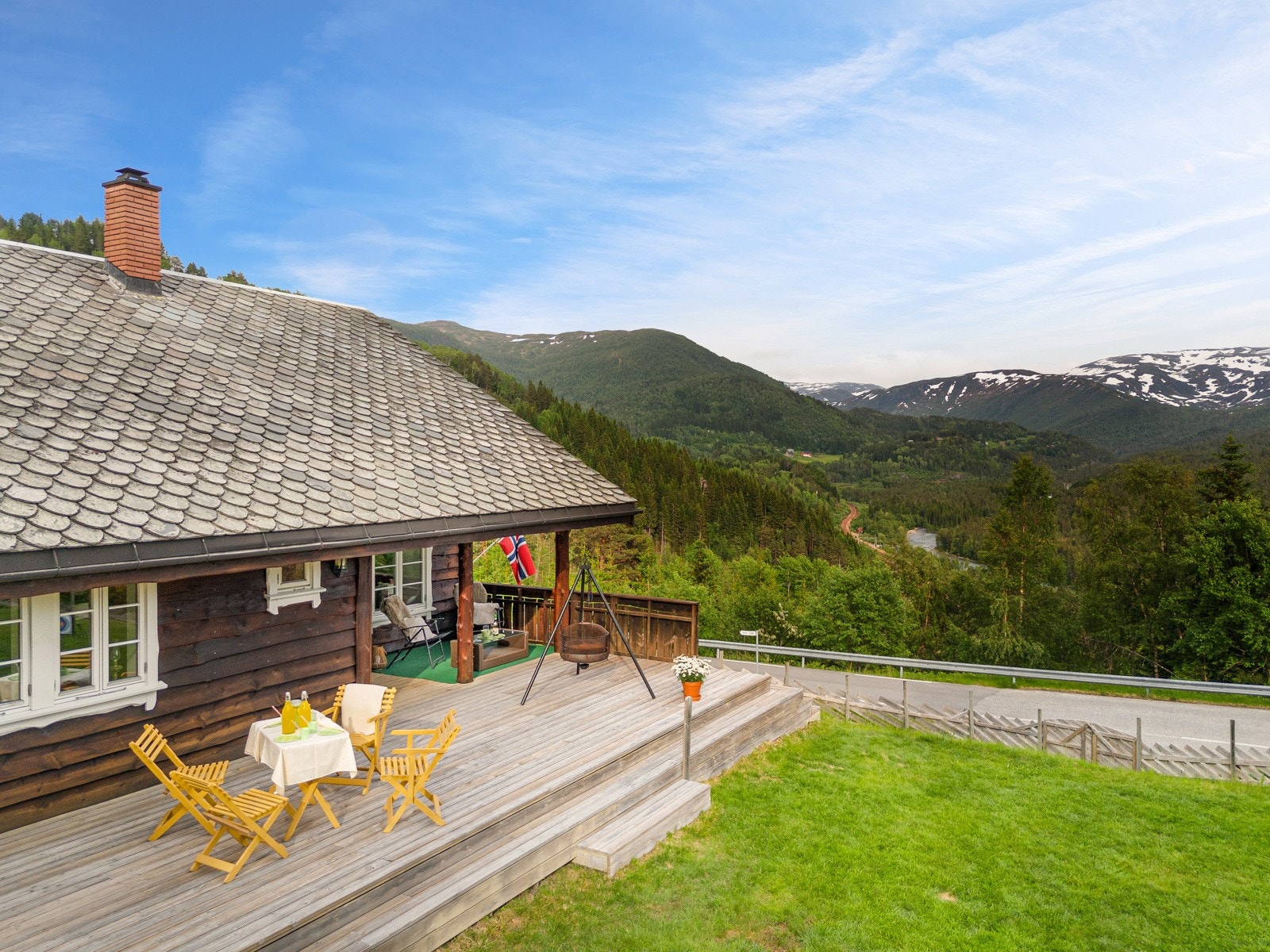 Fantastisk utsikt oppover dalen, til Raundalselva, Bergensbanen og mot Raundalsryggen. Galleribilde