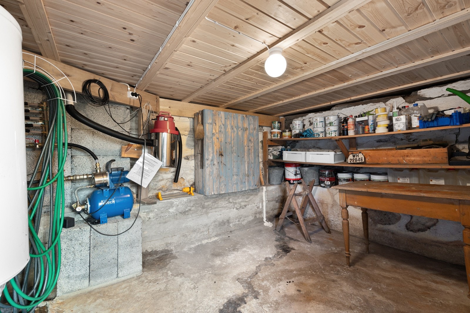 Kjelleren er frostfri og fungerer fint som lager og teknisk rom. Galleribilde