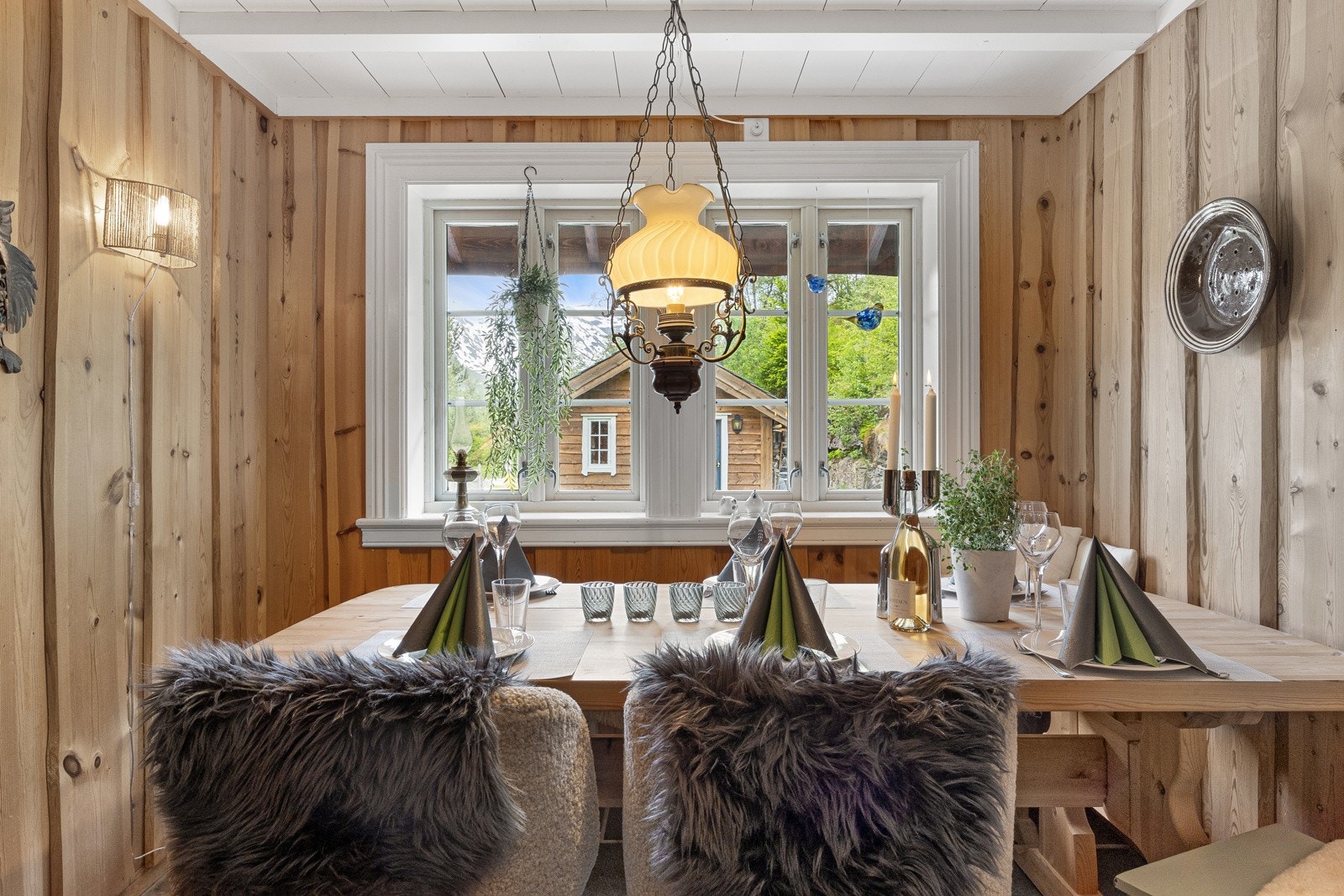 Dette er virkelig et kjøkken hvor det å oppholde seg, lage mat og å spise maten sammen vil være en glede. Galleribilde