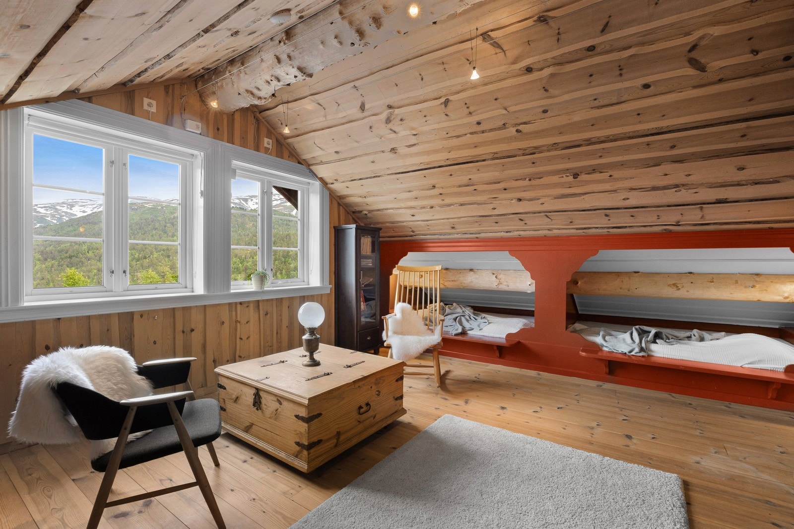 I loftstuen er det også plassbygget senger. Det er tilsammen 15 sengeplasser i hytten. Galleribilde