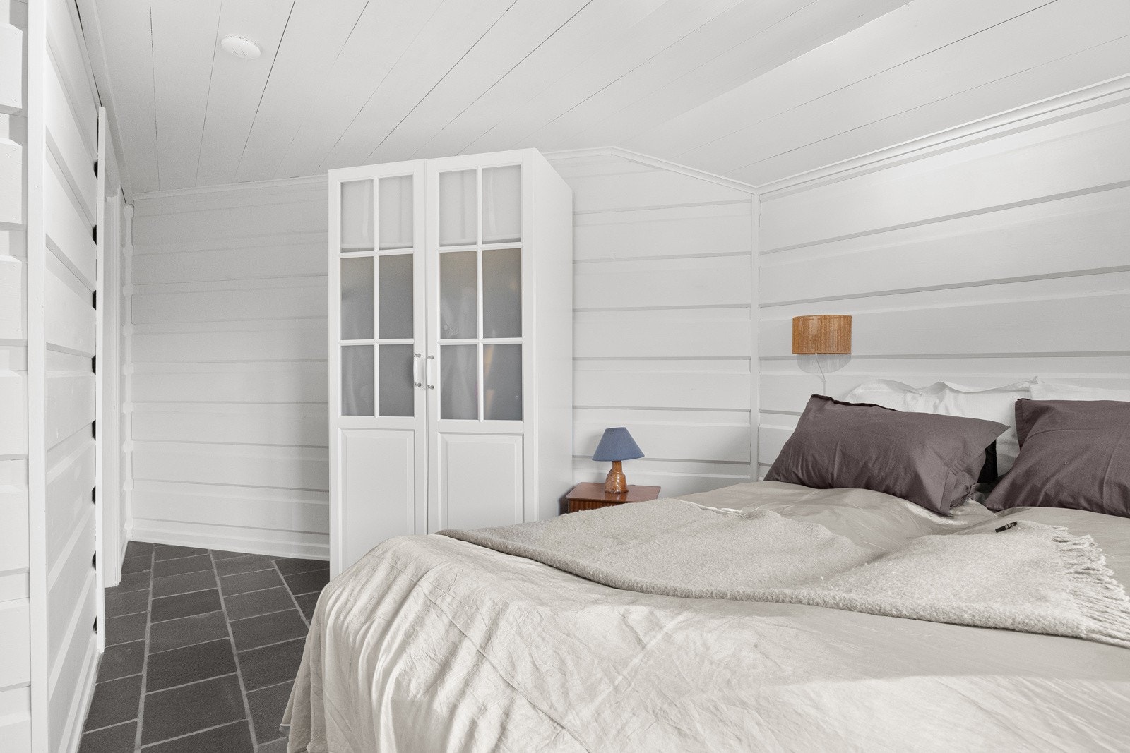 Lyst og fint soverom på 10 kvm som har varme i gulvet. Galleribilde