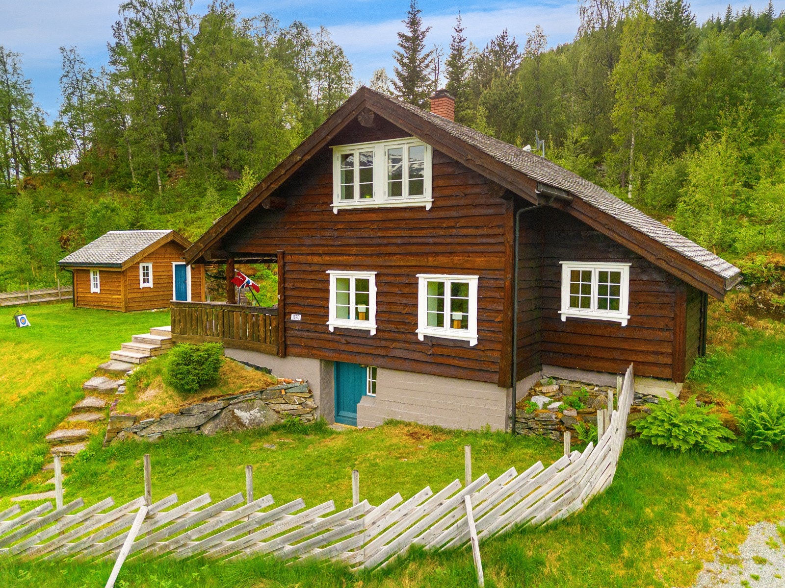 Tradisjonell fjellhytte med villmarkspanel og skifertak. Galleribilde