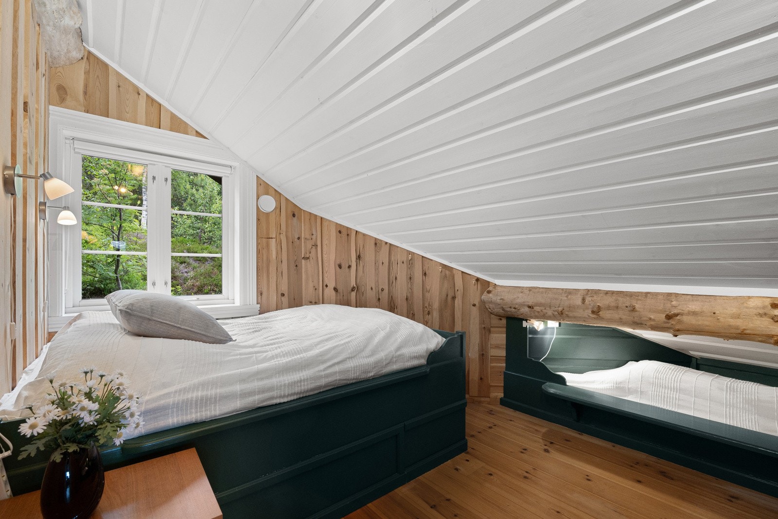 Det er to soverom på loftet med plassbygget senger. Her er soverom nr. 1. Galleribilde