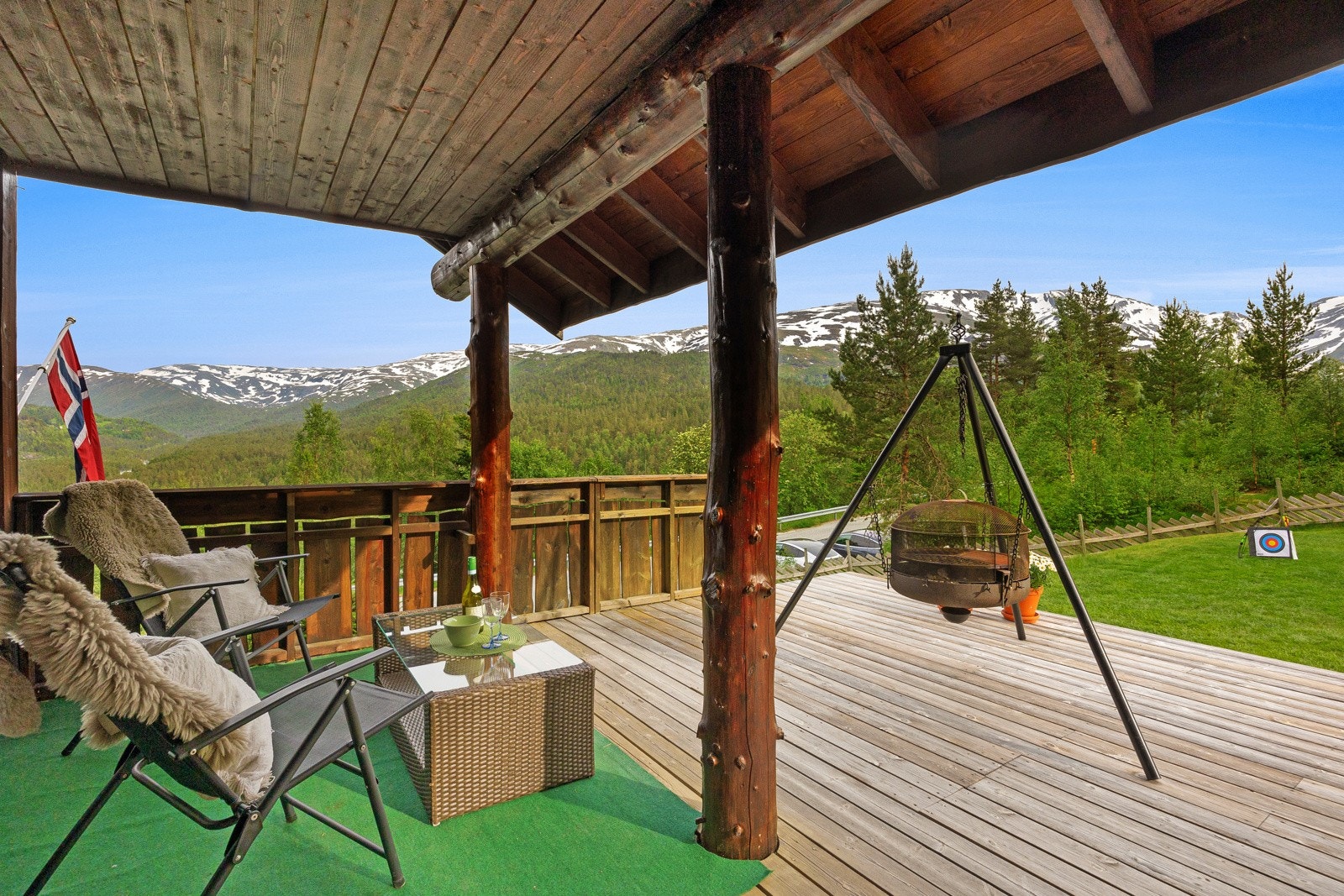 Her kan du sitte ute selv om det duskregner. Galleribilde