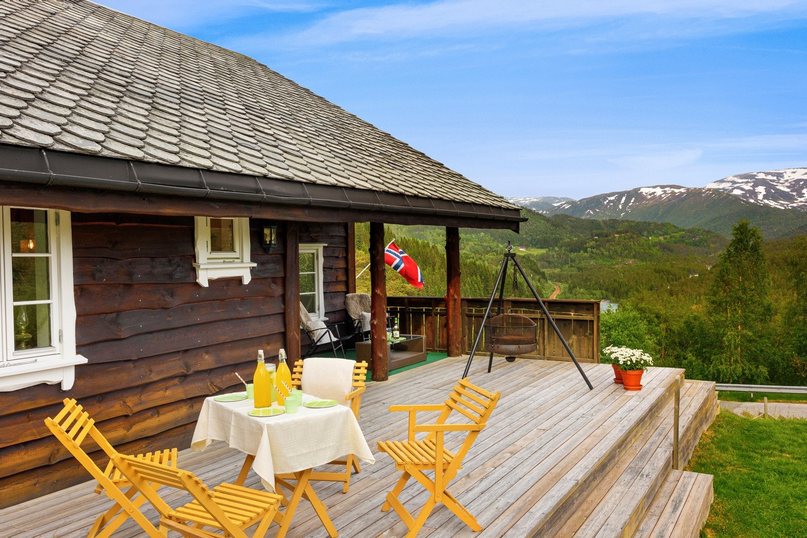 Solrik terrasse på 36 kvm hvor deler er overbygget. Galleribilde