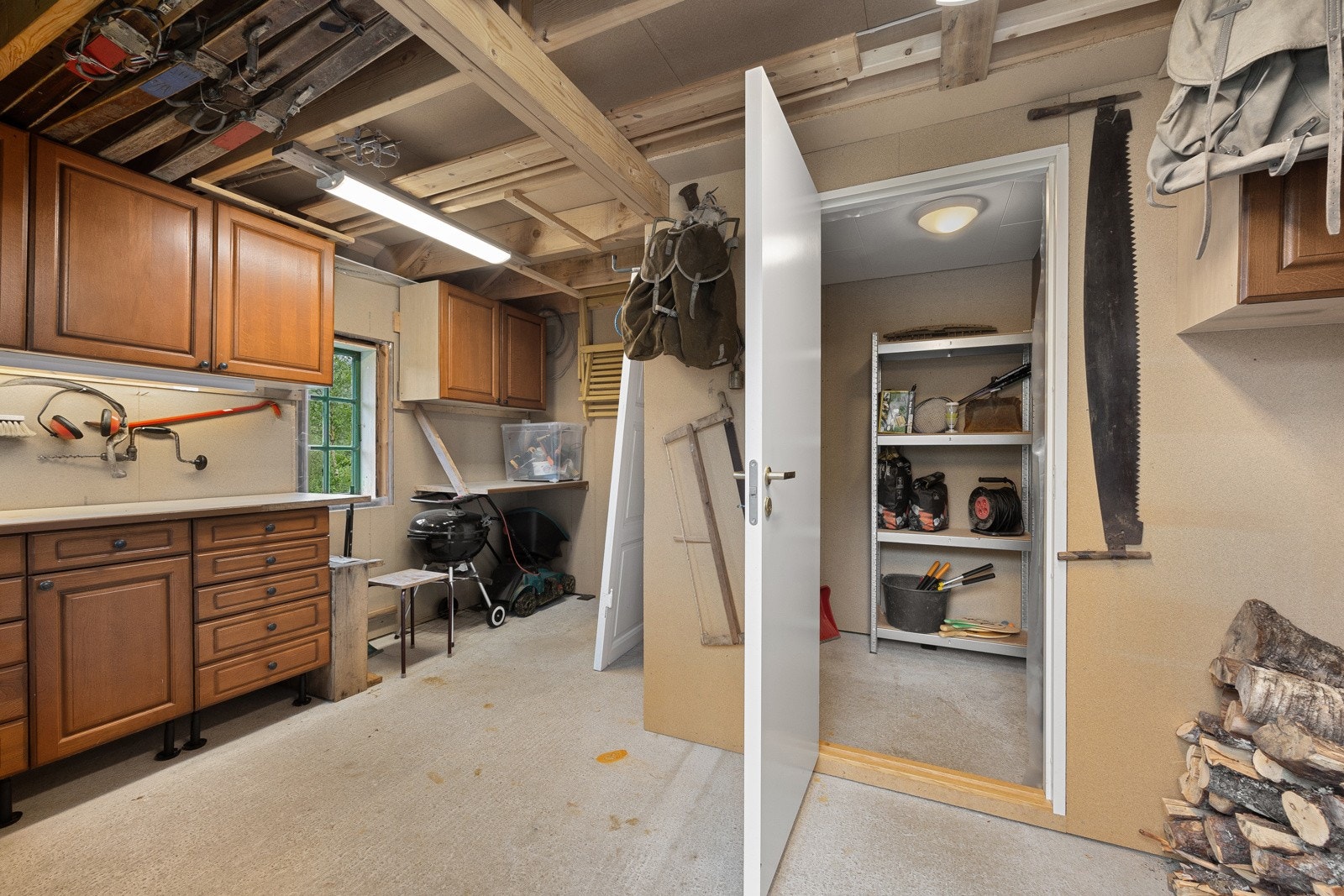 Utvendig bod med god lagringsplass. Galleribilde