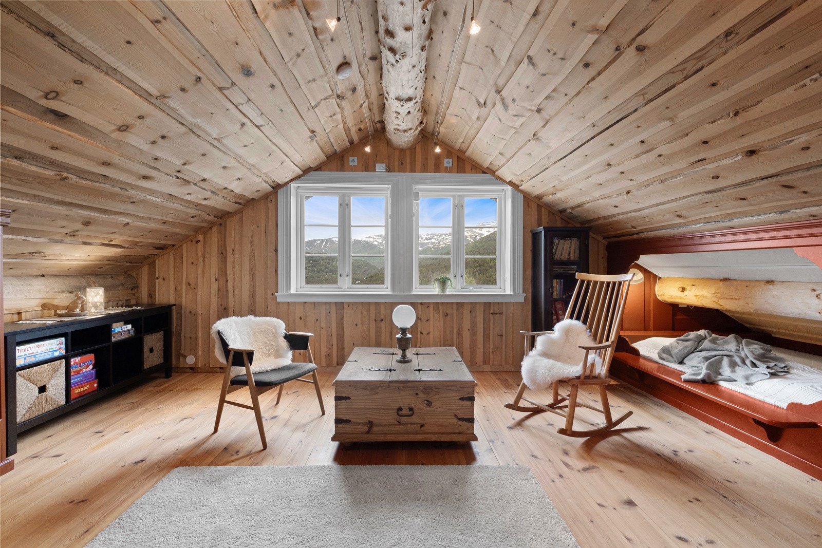 Loftstuen med god takhøyde som er et hyggelig bonusrom for de yngste i familien. Her kan en spille spill eller se en god film. Galleribilde