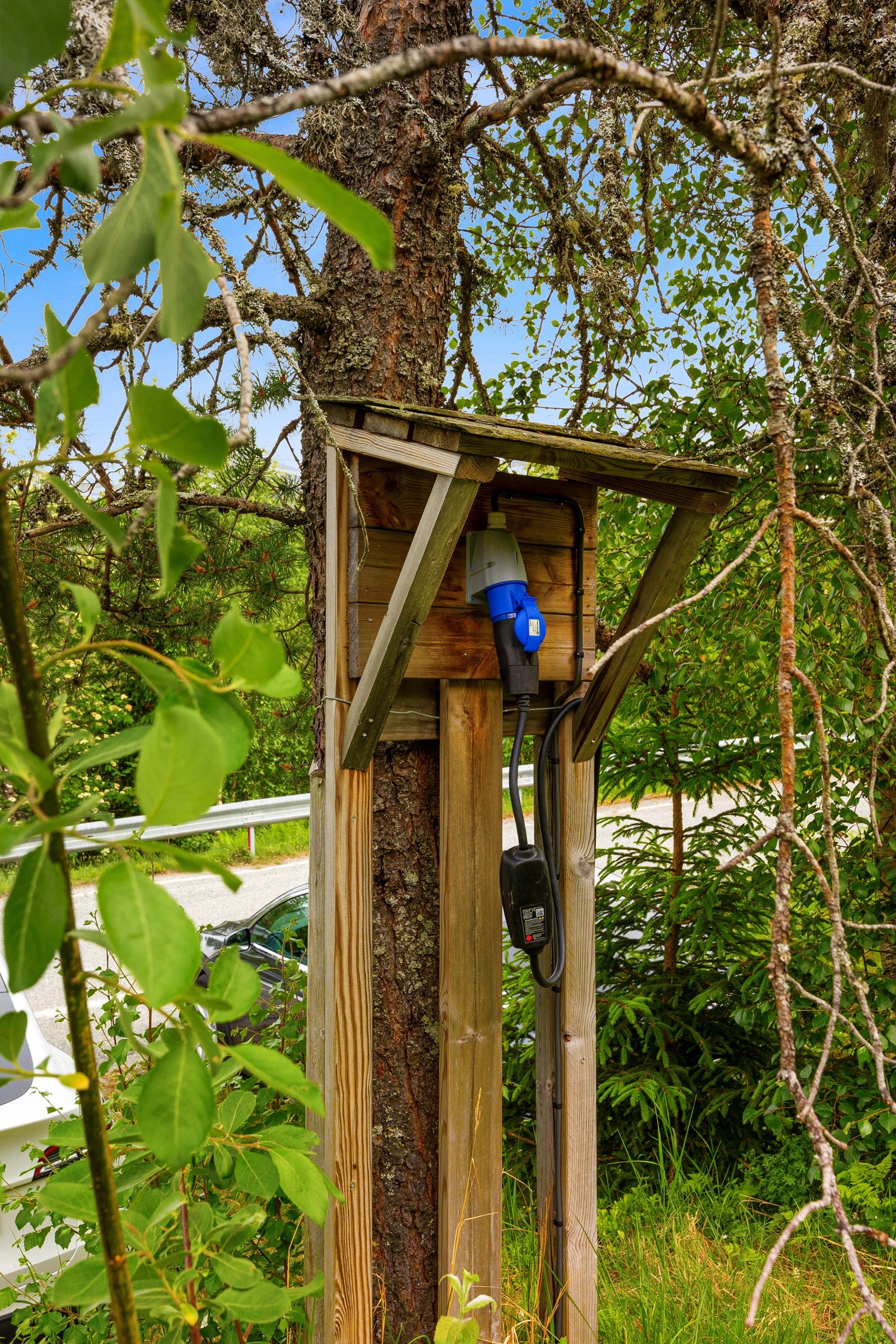 Det er til og med lagt opp elbil-lader ved parkeringsplassen. Denne har egen sikring som kan slås av når du reiser hjem Galleribilde