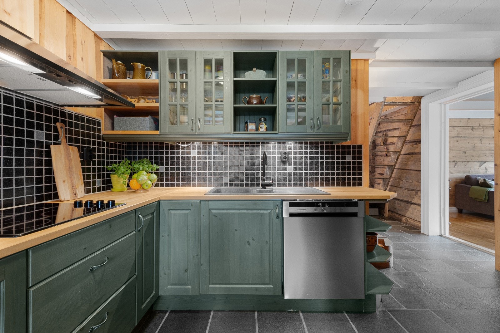 Flott og praktisk kjøkken med grønmalte fronter og heltre benkeplate. Galleribilde