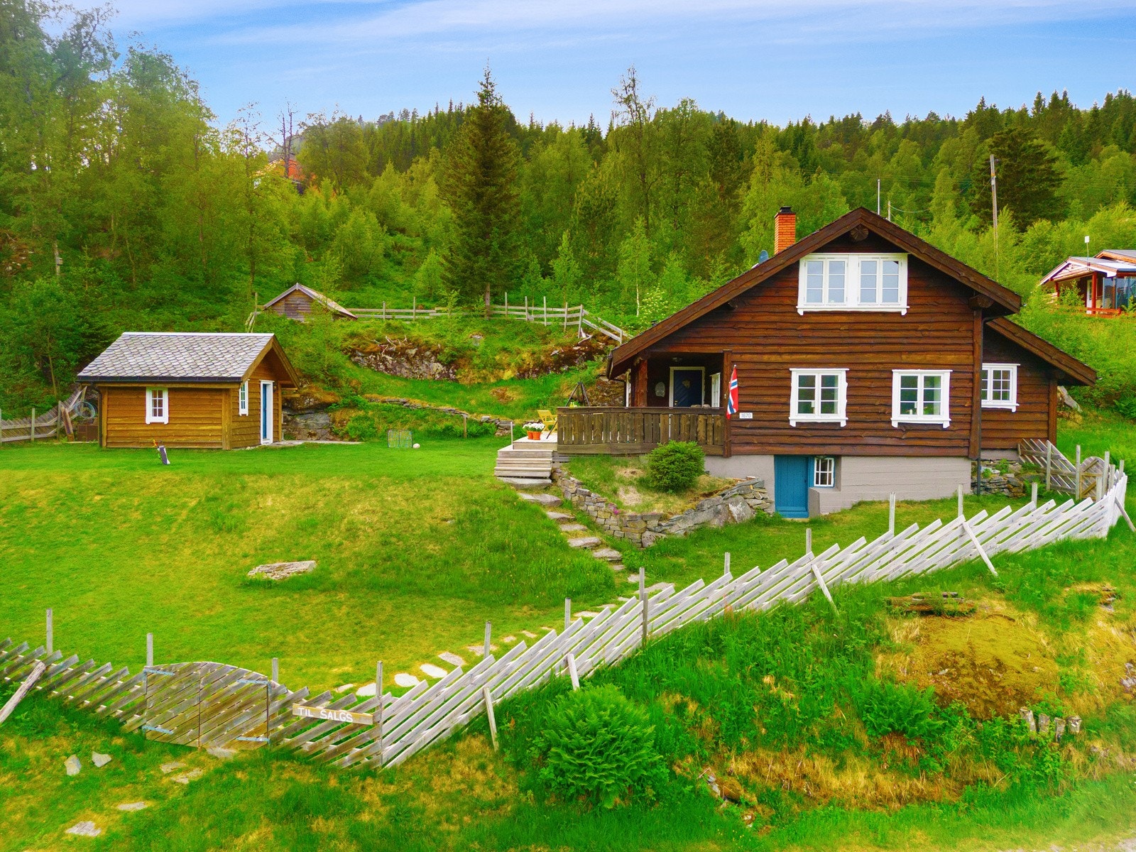 På eiendommen stod det opprinnelig en tømmerstue fra 1850 som ble flyttet fra Ygre på Voss til Reimegrend i forbindelse med bygging av Bergensbanen. Den eksisterende tømmerstuen ble i 1999 bygget inn som del av en ny hytte. Galleribilde