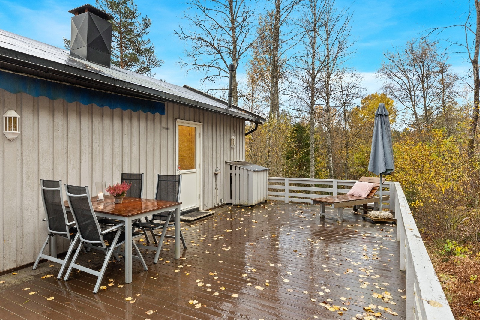 Den store terrassen på hele 76 m² gir rikelig med plass for utemøbler og sosiale sammenkomster. Galleribilde