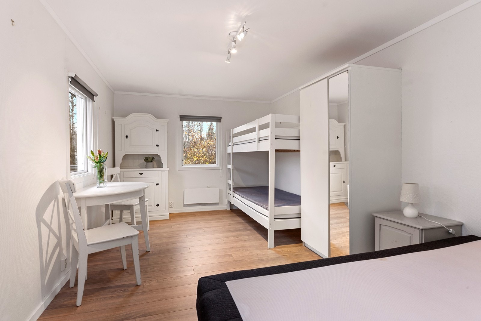 Det frittstående annekset på 15 m² fungerer som et ekstra soverom med flere sengeplasser. Galleribilde