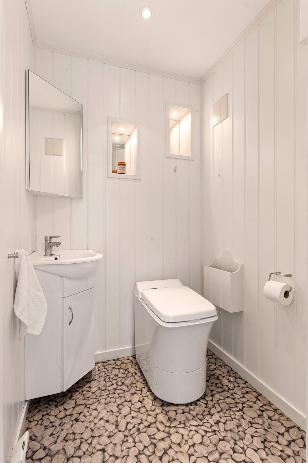 Toalettrommet er utstyrt med servant og et praktisk Cinderella forbrenningstoalett. Galleribilde