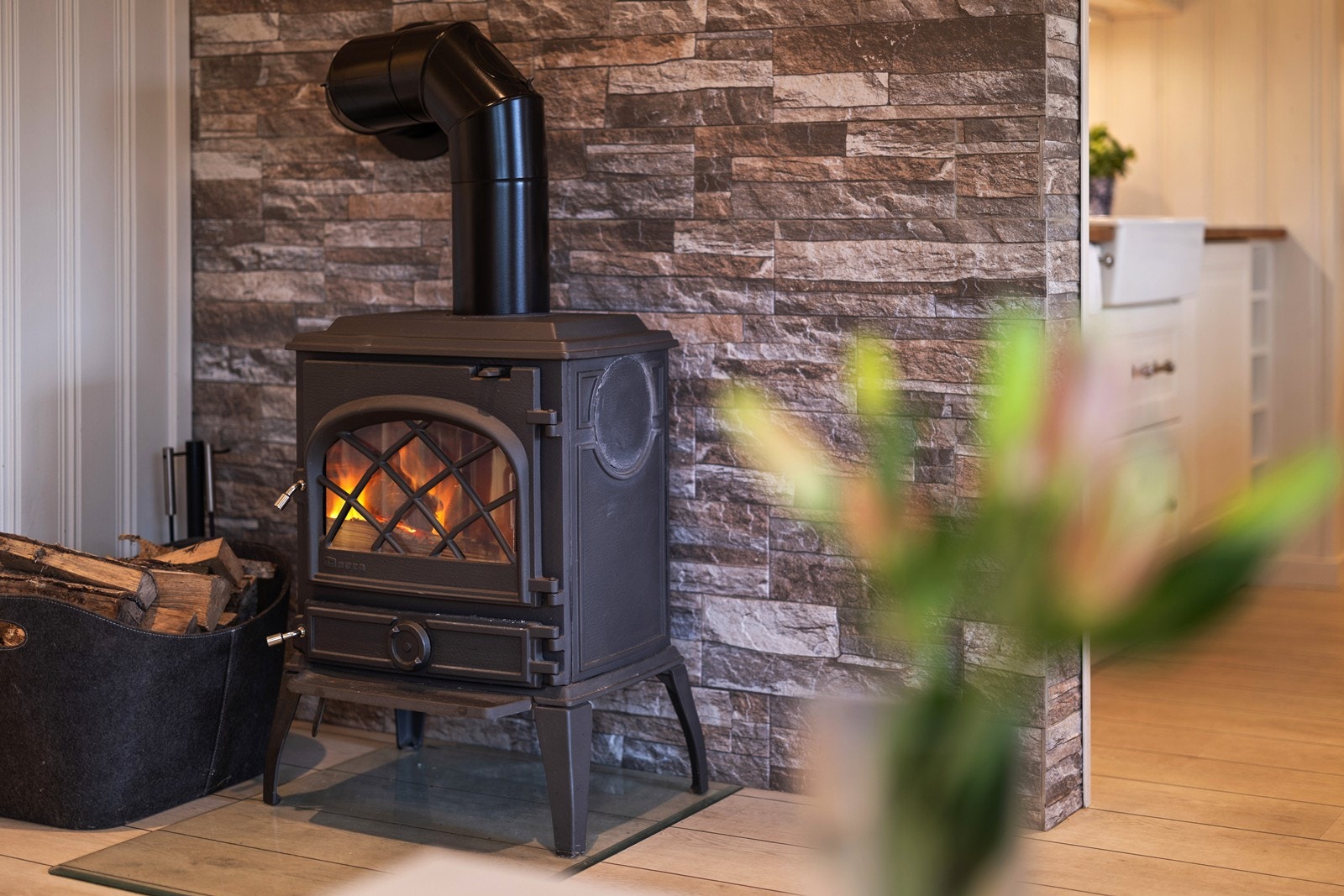 Vedovnen ved mursteinspipen gir en effektiv og stemningsfull varmekilde på kjølige dager. Galleribilde