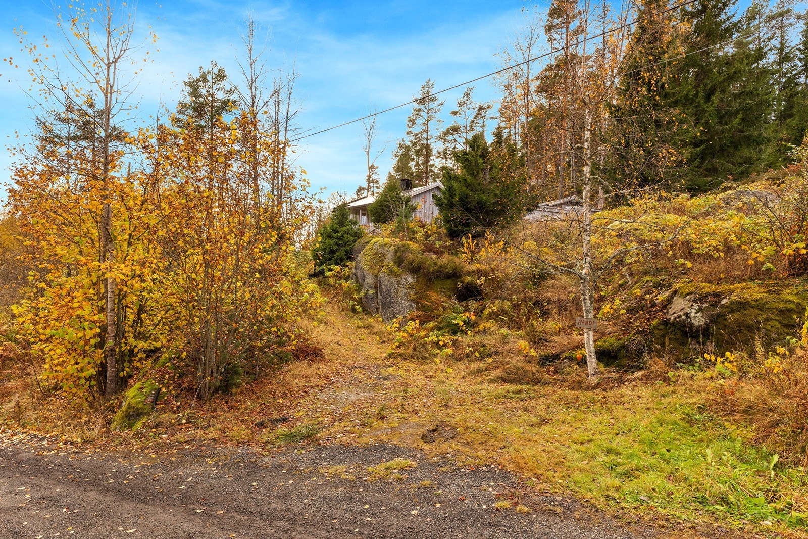 Parkering og sti opp til hytta. Galleribilde