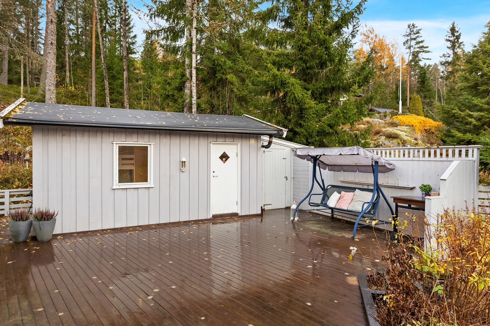 Anneks med tilhørende bod på høyre side. Galleribilde