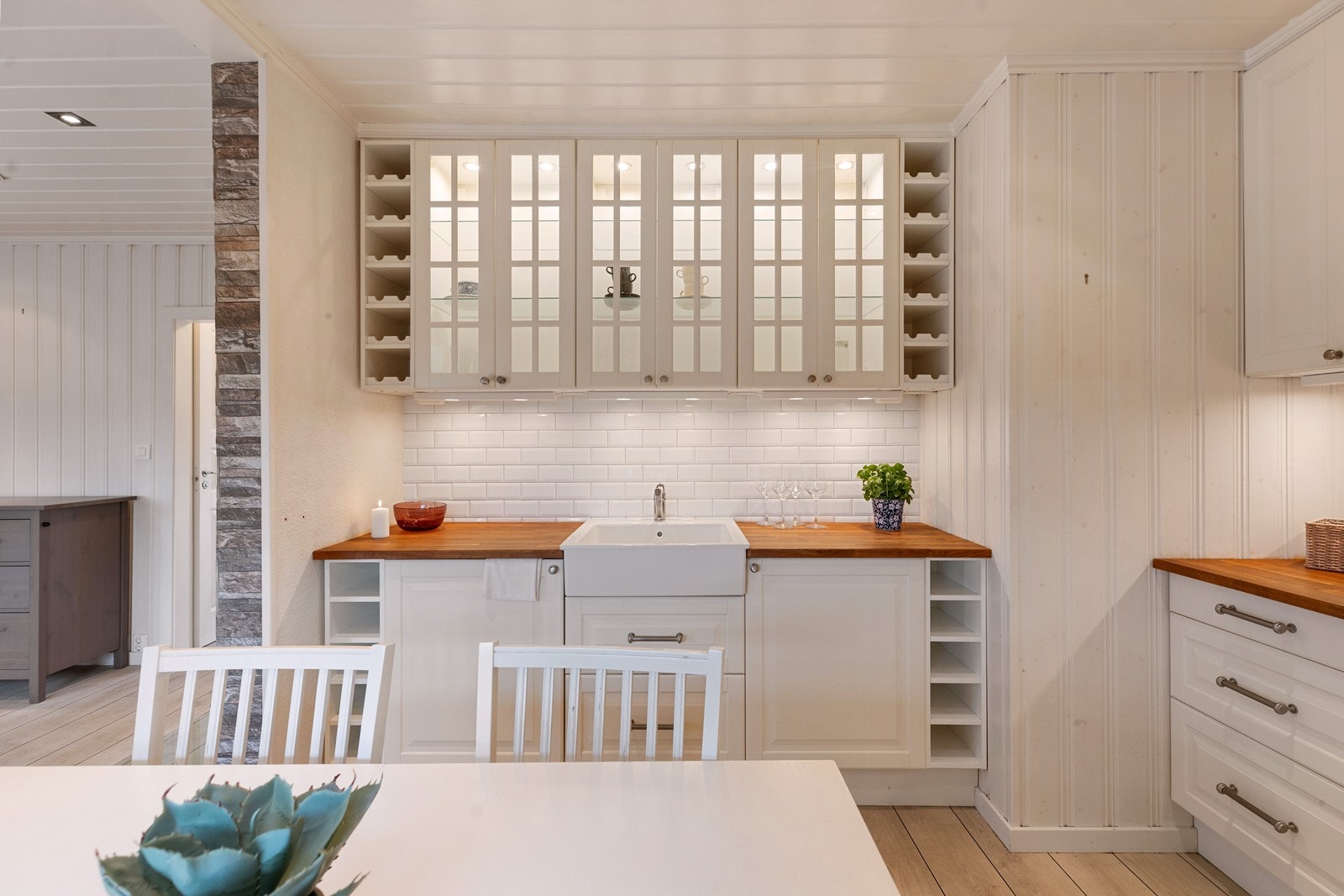 Innredningen har godt med oppbevaringsplass, inkludert vitrineskap og integrerte vinhyller. Galleribilde