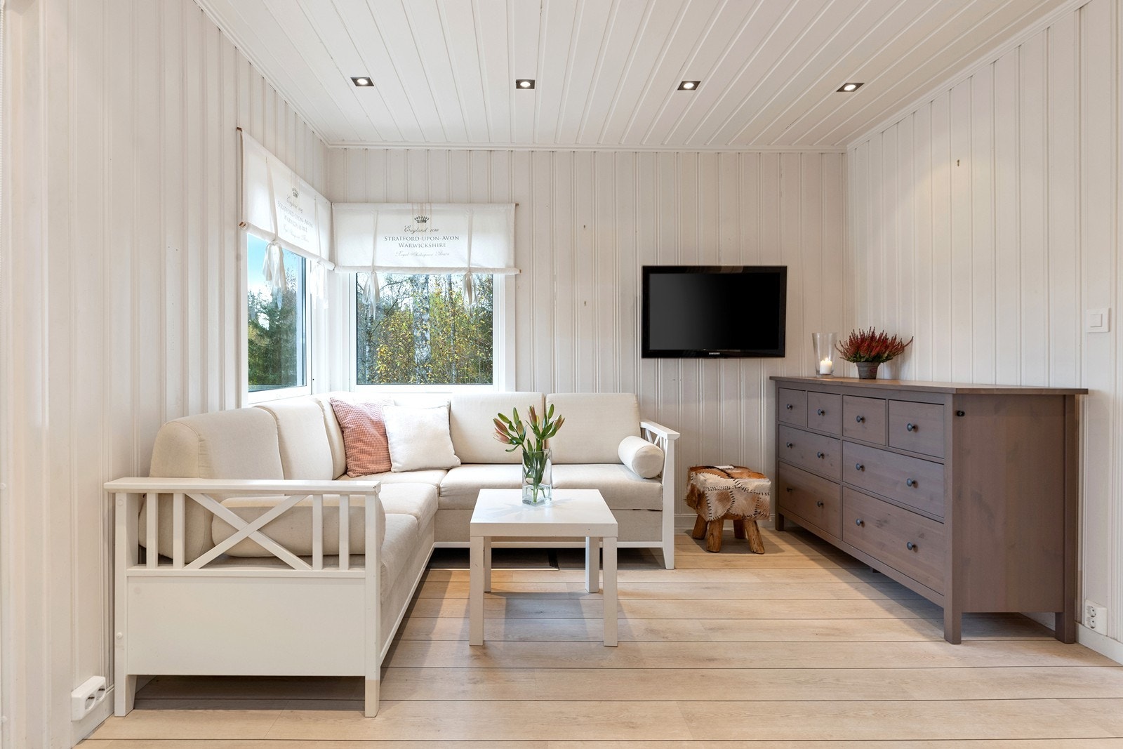 Stuedelen har god plass til en sofagruppe med tilhørende møblement. Galleribilde