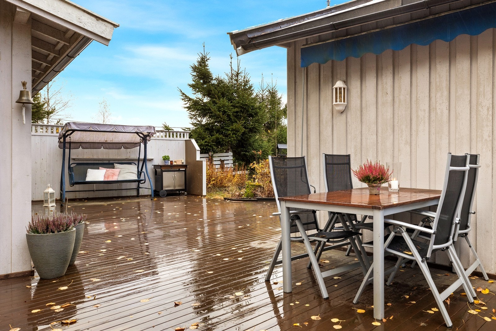 Den store terrassen på hele 76 m² gir rikelig med plass for utemøbler og sosiale sammenkomster. Galleribilde