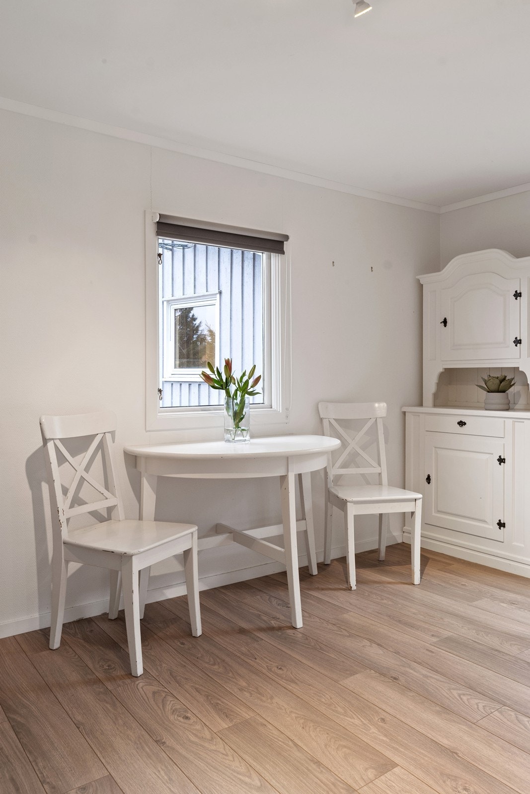 Annekset gir ekstra plass og er innredet med malte flater og laminatgulv. Galleribilde