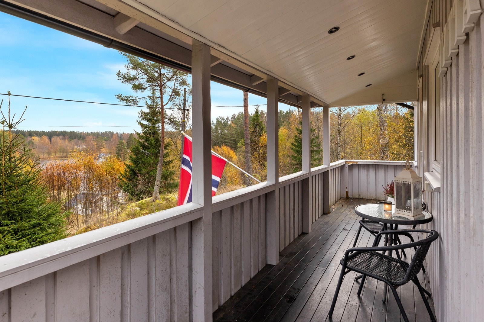 Den overbygde delen av terrassen gir en lun uteplass med utsikt over nærområdet. Galleribilde